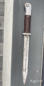 Штик-ніж Mauser K98 або схожа модель часів Другої світової війни.