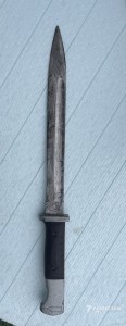 Штик-ніж Mauser K98 або схожа модель часів Другої світової війни.